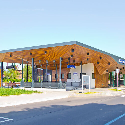 Verkleidung des Bahnhof Ceska Lipa mit dem Dekor 5173 Barrique Oak