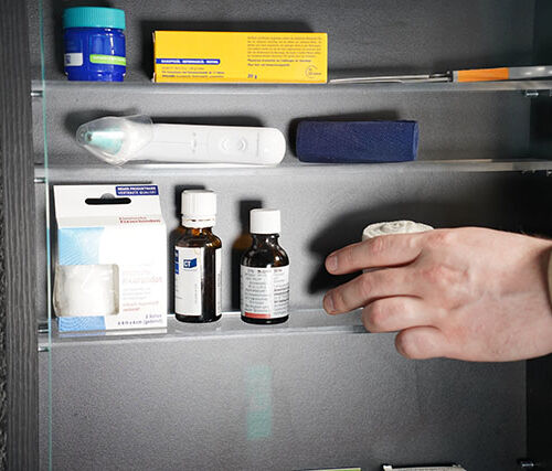 Schrank zur Aufbewahrung von Medizin und Sammelerstücke