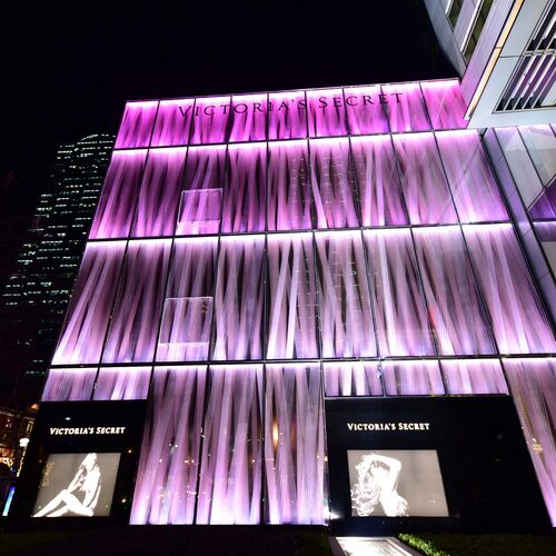 Fassadenverkleidung aus Plexiglas für einen Victoria´s Secret Shop bei Nacht