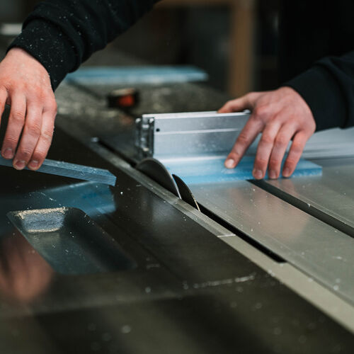 Plexiglas wird auf einer Tischkreissäge geteilt 