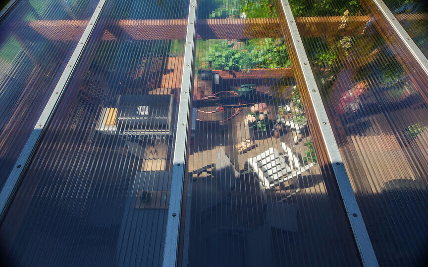 Blick durch ein Verandadach aus Plexiglas von oben