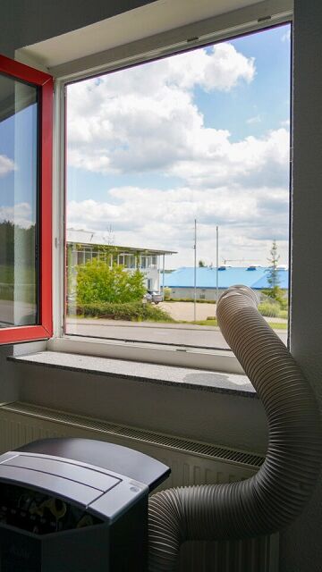 Plexiglasscheibe als Zwischenscheibe in einem Fenster für Klimaanlagen