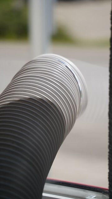 Vorgefertige Plexiglasscheibe mit Bohrung für den Schlauch der Klimaanlage