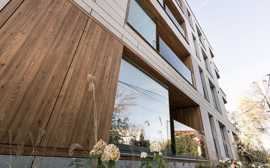fundermax_hpl_fassade_holzoptik_glas_braun_grau