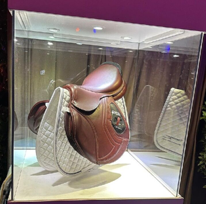 Plexiglasvitrine geklebt