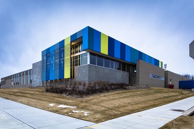 Fassade mit blauen Dekoren