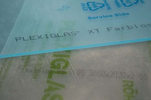 Jeweils ein Zuschnitt aus PLEXIGLAS® XT und PLEXIGLAS® GS 